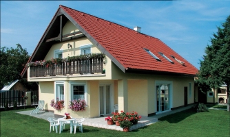 Hausprojekt mit Dachgeschoss und überdachter Terrasse.